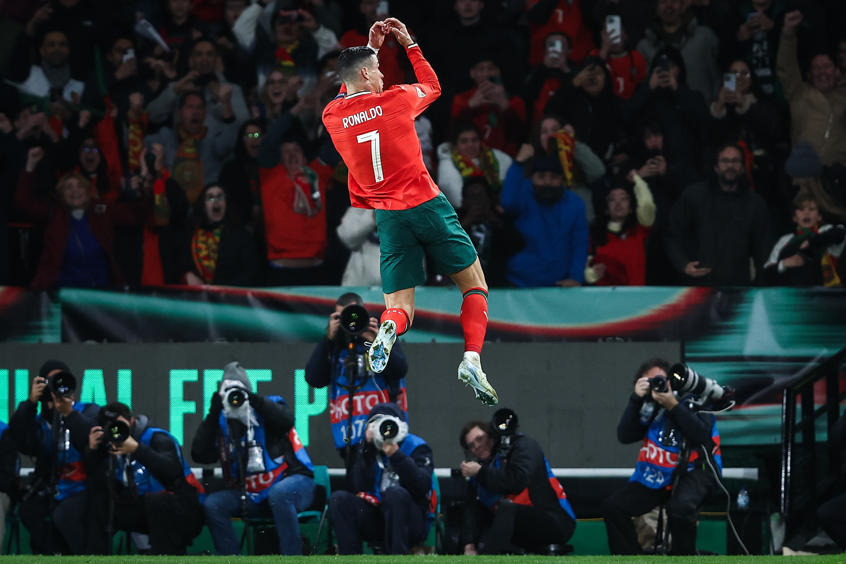 关于欧国联比赛精彩纷呈，球队战绩斐然的信息